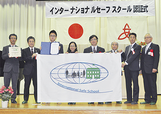 合意書に署名した津田君（左から３番目）らで記念撮影