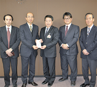 寄付金を手渡す藤田会長（左から２番目）ら