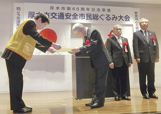 受賞者に小林市長（左）から賞状が手渡された