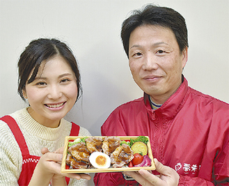 弁当を持つ小野木さん（左）と室賦店長
