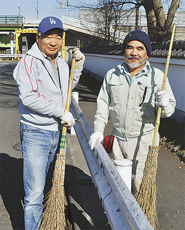 妙純寺裏で掃除をする鈴木さん（左）と鉈落さん
