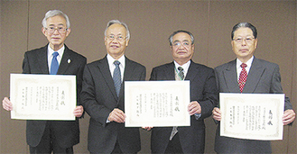 （左から）金子館長、林館長、田中昭一上荻野分館長、森屋館長