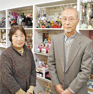 運営代表の野辺さん（右）と開店当初から出店している土元さん