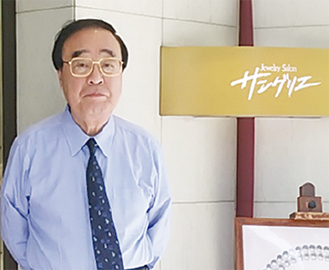 店頭に立つ猪瀬社長