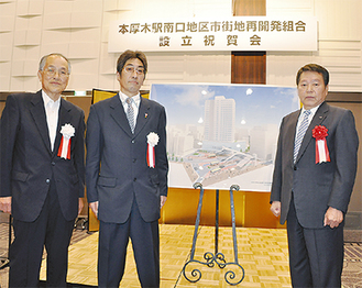左から荒井秀三副理事長、柳田理事長、小林市長