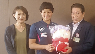 ５月には母・久乃さんと小林市長を表敬訪問