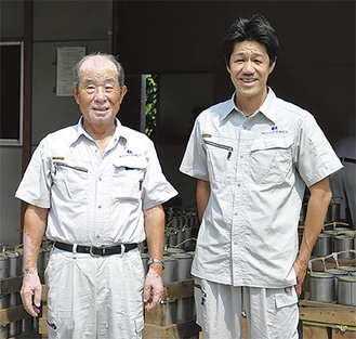 仕上げ作業場の前で和田吉二会長（左）と順代表