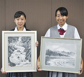 受賞作品を手にする新藤さん（左）と佐々木さん