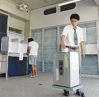 投票をする厚木北高校の生徒（神奈川工科大学）