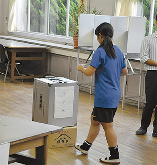 東高は実際の投票箱を使い模擬投票を行った
