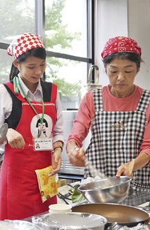 講師の八木さん（左）と調理する参加者