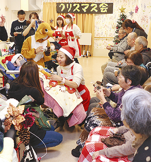 クリスマス会で交流する参加者たち