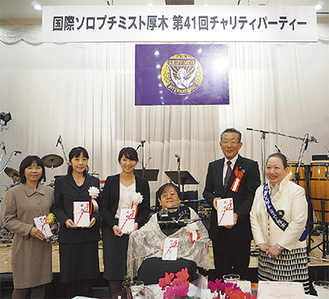 支援を受けた団体代表らと石川会長（右端）