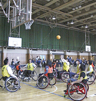 車椅子バスケの試合を行う参加者たち