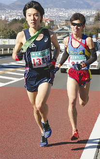 ２区を走る朝倉和眞選手（左）