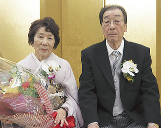 叙勲を受章した太田洋さんと妻のヨネ子さん