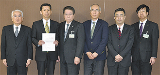 交付式に出席した永嶋代表取締役（左から２番目）ら