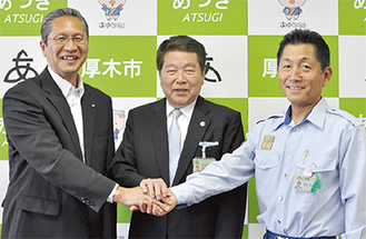 （左から）鈴木理事長、小林市長、鈴木消防長