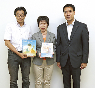 幼稚園協会の小島会長（中央）らに童話と絵本を寄贈した、日産自動車（株）テクニカルセンターの黒須課長（右）