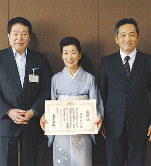 （左から）小林市長、新藤さん、行政評価事務所の村松昭典次長