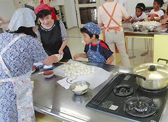 お月見団子を作った昨年の様子