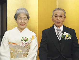 叙勲を受章した小島一郎さんと妻の敬子さん。小島さんは1944年(昭和19)市内妻田生まれ。1995年市議会議員初当選。以来５期20年にわたり市議として活躍。第52代議長などを務め、地域の発展に貢献した