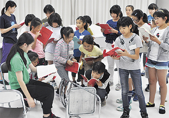 城の料理番夫婦に女の子が生まれたシーンを練習する参加者