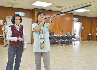 指導にあたる吉村照代さん（左）。一般社団法人日本スポーツ吹矢協会厚木支部は10月8日、22日、29日（いずれも日曜日）の午後１時〜４時、シティプラザ５階の大会議室で練習を行う