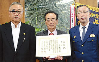 佐藤さん（中）、清水昭人署長（右）、笹生準一交通安全協会長