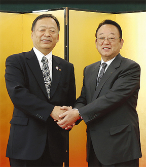 握手する大貫組合長（右）と岡本組合長