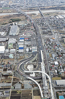 厚木南IC＝写真上部が海老名南JCT方面NEXCO中日本提供