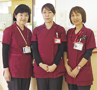 「時短でも働けるところがあることを知ってほしい」。三崎看護部長（左）と森田看護師長（右）に囲まれてすこし緊張の面持ちの野間さん