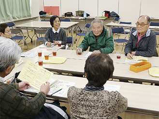 2月20日に厚木南公民館で行われた第11回のサロン。「高齢者の居場所づくり」について意見交換が行われた。代表の熊澤さんは後列右から３人目