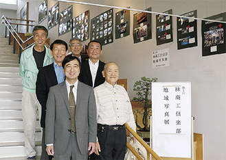 4月1日の表彰式に出席した林商工倶楽部の役員ら（前列左が野島会長）。写真は睦合西公民館の階段脇に展示されている