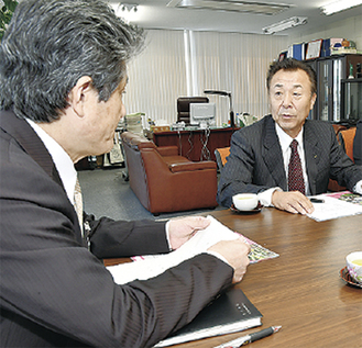 曽田教育長と話す高橋常務理事（右）