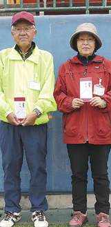 優勝した梶村さん（左）と市川さん（厚木市グラウンドゴルフ協会提供）