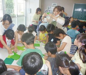 今年度設置した、コミュニティールームでの折り紙教室。地域ボランティアが子どもたちに指導した（写真提供／依知南小学校）