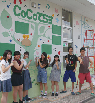 2014年に学生たちが制作したCoCoてらすの壁面アート。学生たちはコミュニティカフェやバーベキューなど、地域住民が参加できるイベントなども企画して実施している