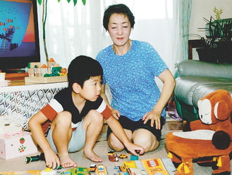 大坪さんの自宅で遊ぶ斉藤誠君（５）。父・昇一さんは「子どもから“楽しかった”“いっぱい遊んでもらった”と聞くと、安心できありがたい気持ちになります」