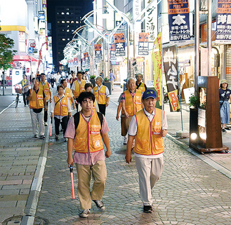 ＳＣ活動の象徴ともいえる、黄色いセーフティベストを着て本厚木駅周辺をパトロールする関係者