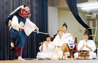 以前は真剣を使っていたという「剣の舞」。木村幸太夫の名は、祖父から母へ、そして本多さんへと代々受け継がれている