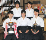 県の団体を制した（前列右から時計回りに）宮本さん、松竹さん、小川さん、星川さん、森山さん