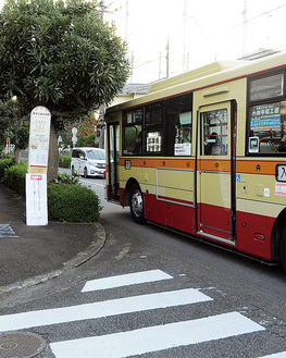 交差点を遮るように停車するバス　　　　　　　　　　 （東京工芸大学前のバス停）