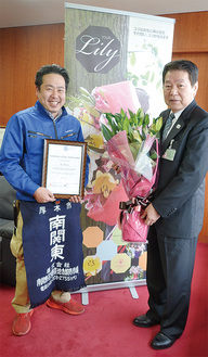 ユリ大使の三浦さんから小林市長に花束を贈呈＝12月10日・厚木市役所