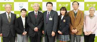 喜びを報告した入賞者。中央が小林市長、左隣が又村和夫さん