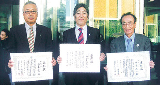 左から笹生さん、柳田さん、佐藤さん＝厚木警察署管内交通安全協会提供