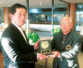 優勝した長田さん（左）と長澤会長