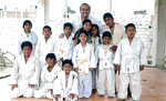 贈られた柔道着で練習に励むペルーの子どもたち