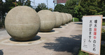 噴水球は直径２ｍ、約２.８ｔ当初はライトアップされ、オブジェとして活用。訪れる人たちの目を引いていた（昨年１０月）