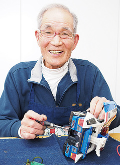 おもちゃを修理する井川会長